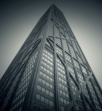 蠕虫一边享受摄影的灰色的高层建筑
